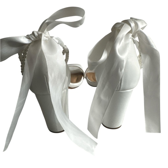 Elegant White Pearl-Embellished Women's Heels - Picture 8 of 10